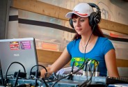 Звукооператор и певица DJ Nikki