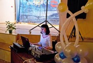 Звукооператор и певица DJ Nikki