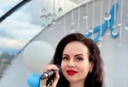 Звукооператор и вокалистка Вероника