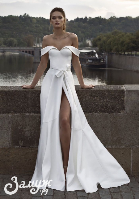 Свадебное платье с высоким вырезом
