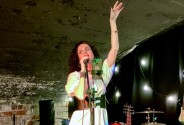 Звукооператор и певица DJ Nikki