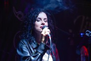 Звукооператор и певица DJ Nikki