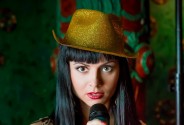 Звукооператор и певица DJ Nikki