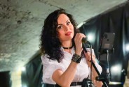 Звукооператор и певица DJ Nikki