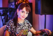 Звукооператор и певица DJ Nikki