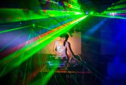 Звукооператор и певица DJ Nikki