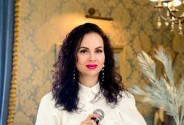 Ведущая, певица Лесникова Ника