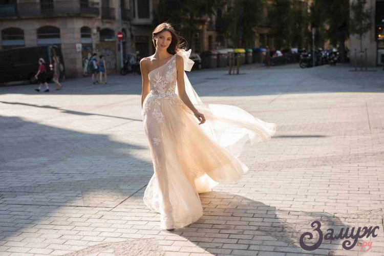 Свадебное платье с открытым плечом